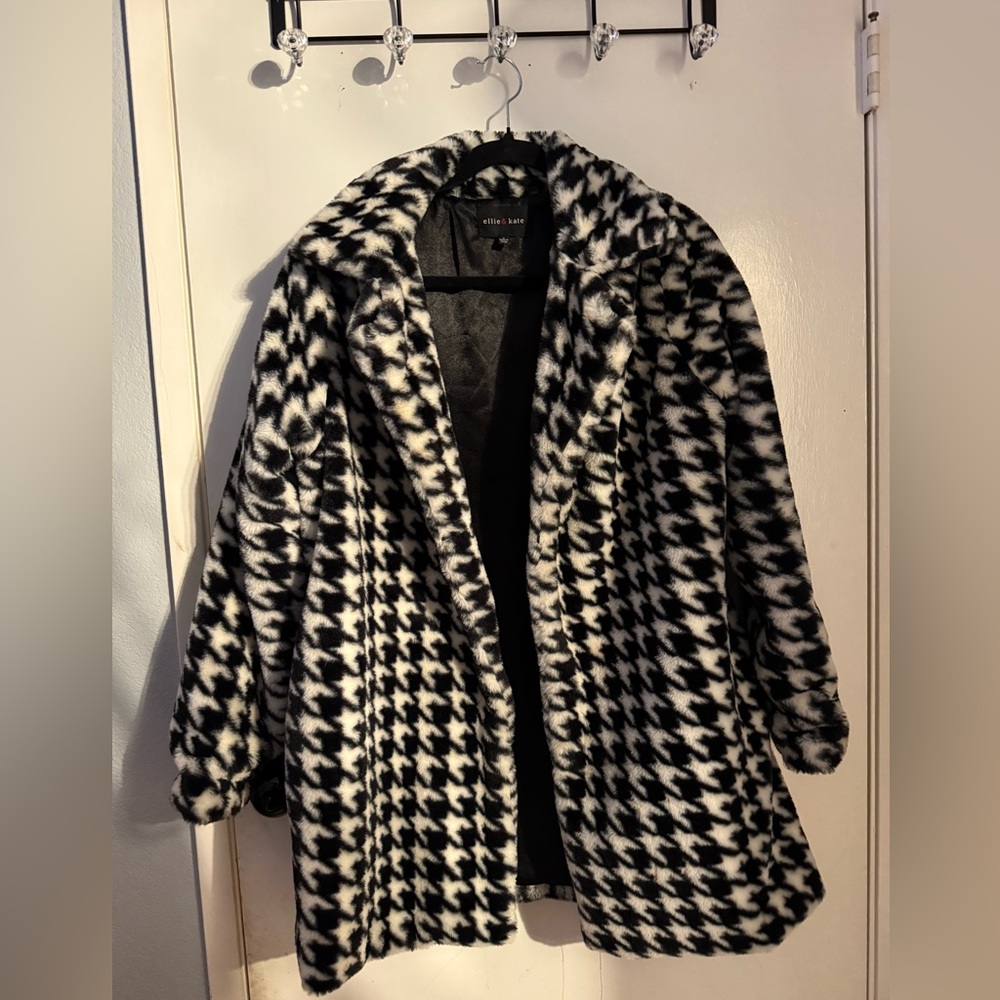 Stylish Houndstooth Teddy Jacket in Black and White